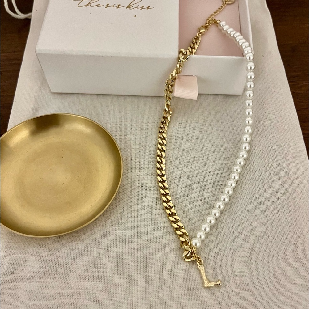 The Sis Kiss Pearl and Curb Chain Initial Necklace- “L”